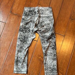 Women’s Lululemon Black and White cropped Patterned Leggings